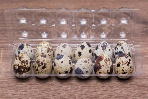 Quail eggs in plastic packaging Foto stock