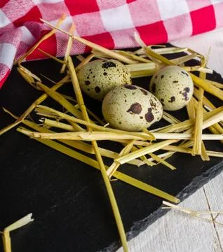 Quail eggs on the table. Spotted shell. Vitamin breakfast. Foto stock
