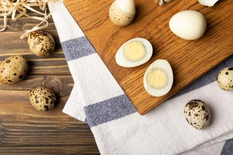 Quail eggs on  texture background Foto stock