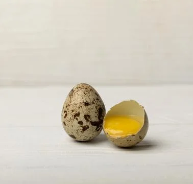 Quail eggs on  texture background. Foto stock