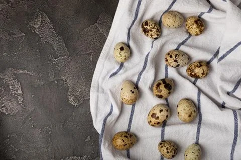 Quail eggs on  texture background. Foto stock
