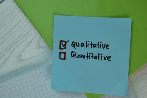 Qualitative and Quantitative write on sticky notes Foto stock