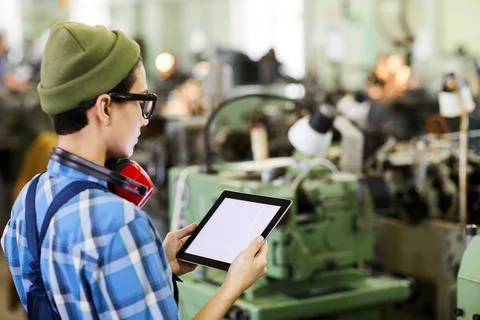Quality control engineer using tablet for expertise Foto stock