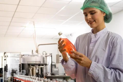 Quality control engineers work in the production and bottling facility for fr Foto stock
