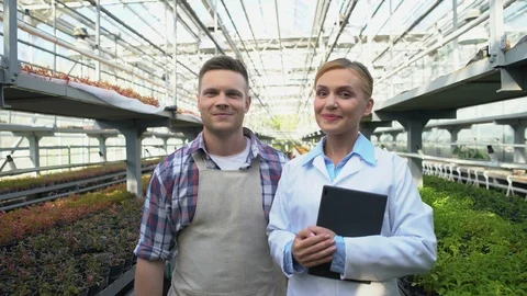 Quality control officer and farmer smiling in greenhouse, market requirements Vidéo 118960281