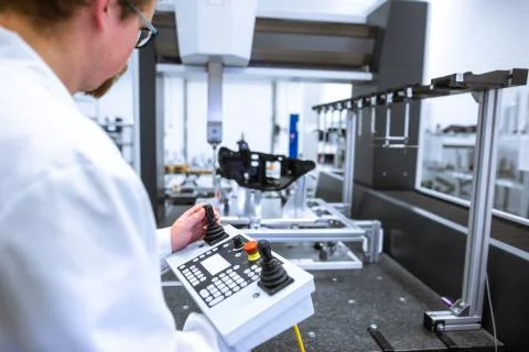 Quality engineer measuring plastic component on professional 3D measurement in 库存照片