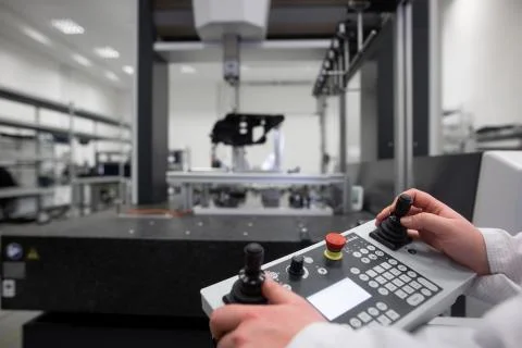 Quality engineer measuring some moldings by professional 3D measuring system 库存照片