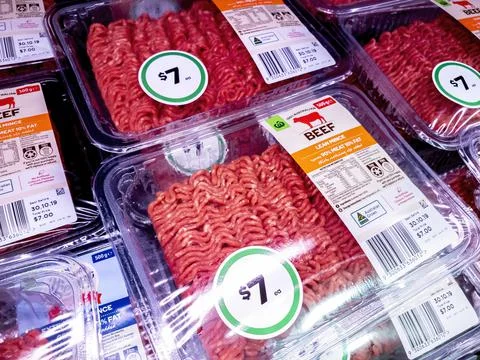 Quality lean ground (mince) beef in sealed plastic containers Stock Photos