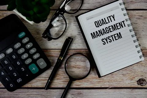 Quality Management System (QMS) text on notepad, Business and Financial con.. Foto stock
