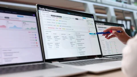 Quality Manager Reviews Software Dashboard Vídeo Stock 342969427
