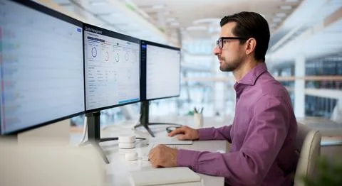 Quality Manager Uses Desktop Software To Track And Improve Corrective Actions Stockfoto's
