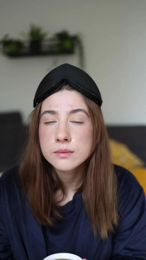 Quality sleep leaves her looking refreshed Stockbeeldmateriaal 340087328
