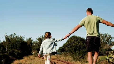 Quality time between father and daughter walking on tracks, single dad Vidéo 202895081