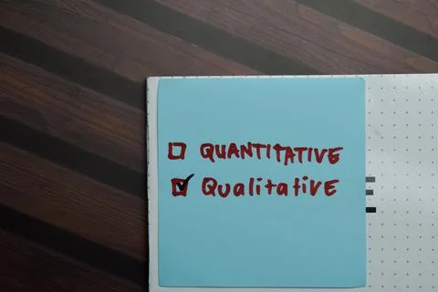 Quantitative and Qualitative write on sticky notes Foto stock