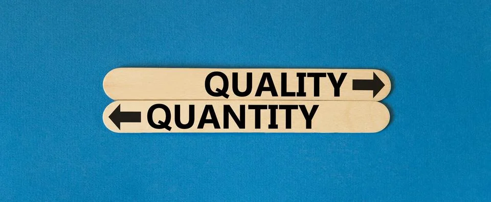 Quantity or quality symbol. Concept word Quantity or Quality on beautiful w.. Illustrazione stock
