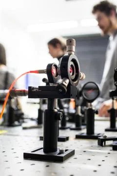 Quantum optics lab installations with laser, irises, appertures - laser refle Foto stock