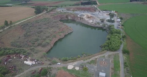Quarry and surroundings Vídeo Stock 81983748