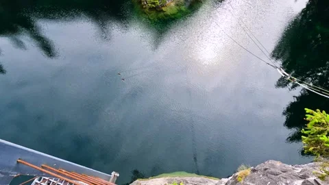 Quarry lake reflecting forest and cliffs. Vidéo 342387672