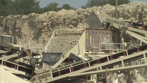 Quarry machinery rocks dumped for separation Vidéo 227020145