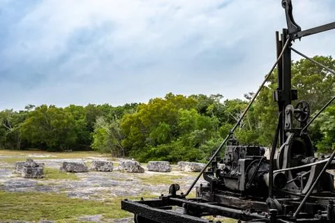 Quarrying machine next to the stone edge at Windley Key Fossil Reef Geological Foto stock