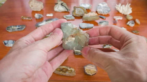 Quartz in the hands of a man. Untreated stone. Video stock 119201371