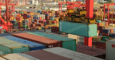 Quayside shot of container loading 動画素材 108317506