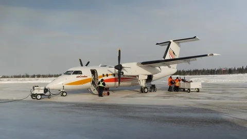 QUEBEC, CANADA – 01/13/2017: Loading Luggage, Air Creebec Dash 8, Quebec Stock Footage 92967943