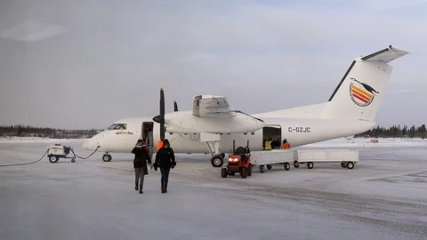 QUEBEC, CANADA – 01/13/2017: Unloading, Air Creebec Dash 8, northern Quebec Stock Footage 92967985