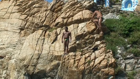 Quebrada cliff diver climp the cliff and jump down. Mexico, Acapulco. Stock Footage 70516858
