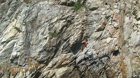 Quebrada cliff diver climp the cliff and look around. Mexico, Acapulco. Video stock 70517144