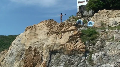 Quebrada cliff diver climp the cliff and look around. Mexico, Acapulco. Stock Footage 70518252