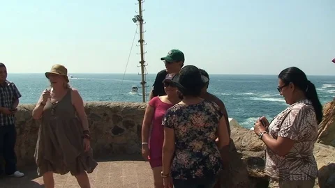 Quebrada cliff diver make photo with spectators. Mexico, Aspulco Stock Footage 70517546