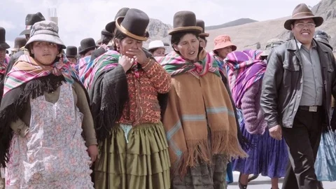 Quechua indigenous walking to a ceremony 스톡 동영상 77413555