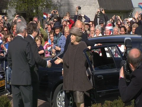 Queen Beatrix arriving on work visit Netherlands Vídeo Stock 106444880
