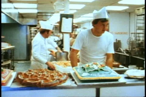 QUEEN ELIZABETH 2, 1982, QE2 World Cruise, galley, bakers at work Stockbeeldmateriaal 11162191