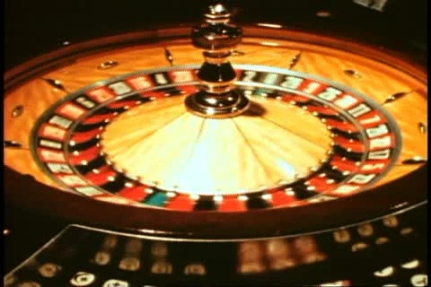QUEEN ELIZABETH 2, 1982, QE2 World Cruise, casino, crowd at roulette table Video stock 11164586