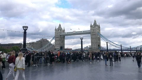 Queen Elizabeth lying in state queue Video stock 211307008