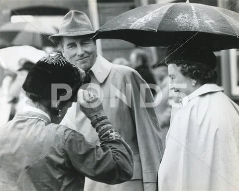 Queen Elizabeth at races