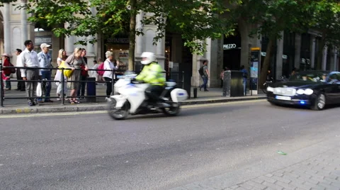 Queen of England passes in a car Stock Footage 40343641