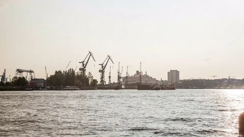 Queen Marry 2 ship goes in to dock timelapse Video stock 72437812