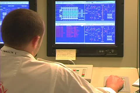 QUEEN MARY 2, 2004, Ocean liner, engine control room, crew and computers Stock Footage 20455462