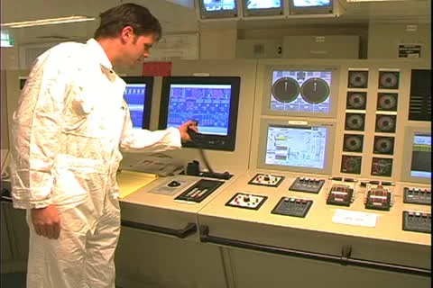 QUEEN MARY 2, 2004, Ocean liner, engine control room, crewman on telephone Stock-Footage 20455534