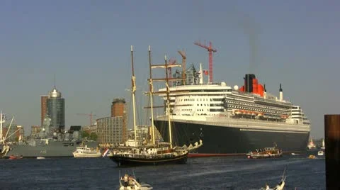 Queen Mary 2 in Hamburg Stock Footage