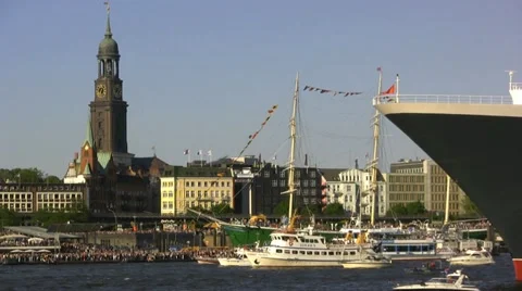 Queen Mary 2 in Hamburg 動画素材 10868074