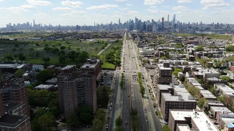 Queens Boulevard running west toward the Manhattan skyline Vidéo 130053700
