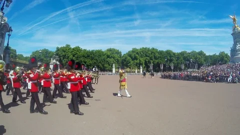 Queen's Guard Change Ceremony in Buckingham Palace in London, UK Vídeo Stock 79932011