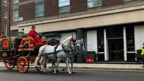 Queen's Royal Carriage escorted down London Streets by Police and Royal Guards 스톡 동영상 122188944