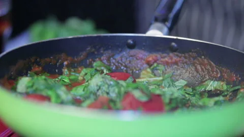 Quenching tomatoes with herbs 動画素材 96986036