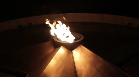Quenchless flame in night Vidéo 55063678