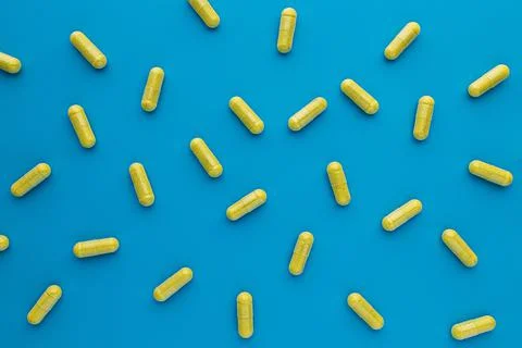 Quercetin capsules on blue background. dietary supplement top view Foto stock